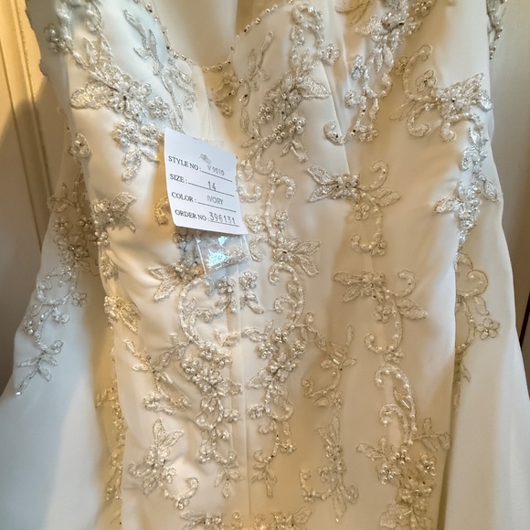 David’s Bridal NWT A line Chiffon Split Front Overlay Wedding Dress STYLE# V9010 - Picture 10 of 16